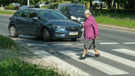 "Kocie oczka" zamrugają do kierowców przed przejściami dla pieszych