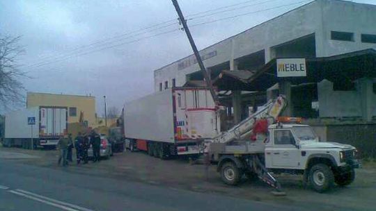 Kock: Kierowca ciężarówki wjechał w słup