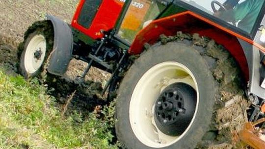 Kocudza Górna: 62-latek spadł z przyczepy i zginął