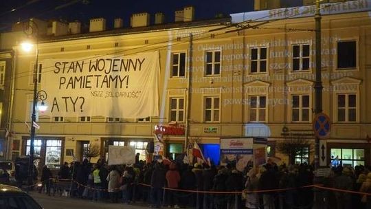 KOD idzie na policję, bo „Solidarność” zagłuszała ich przemówieniem Jaruzelskiego