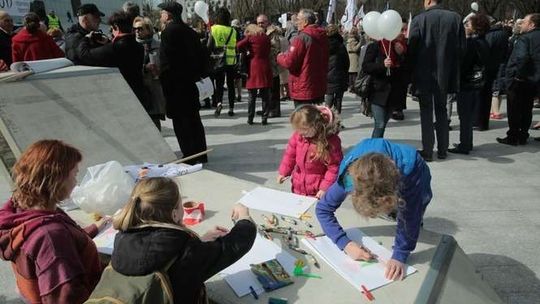 KOD na pikniku w Lublinie świętował 19. urodziny Konstytucji. Narodowcy też przyszli