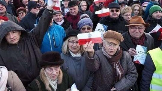 KOD zmienia miejsce. Manifestacja na placu Teatralnym przy CSK