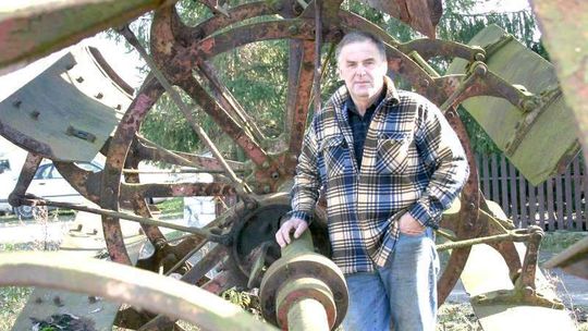 Koła legendarnego statku jako pomnik nad Wisłą