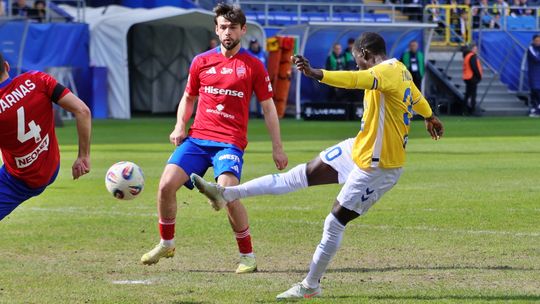 Kolano Jacquesa Ndiaye, łokieć Jakuba Łabojki, a Motor na remis z Rakowem