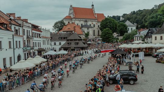 Kolarki finiszują w Kazimierzu Dolnym. Utrudnienia w ruchu 