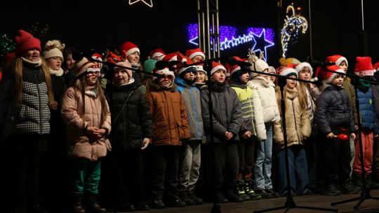 Kolędy, życzenia i poczęstunek na placu