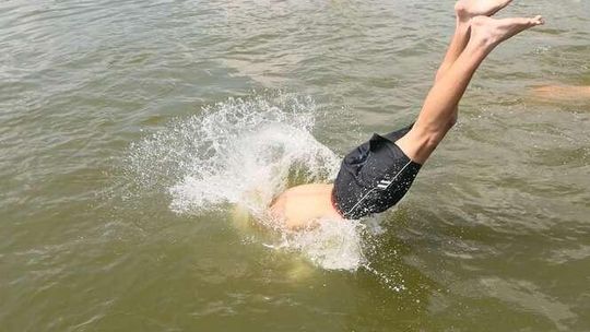 Kolega wepchnął go do wody, został kaleką. Spotkają się w sądzie