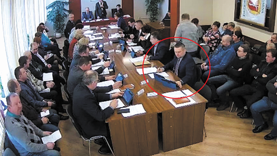 Kolega wyszedł, radny zagłosował na „dwa tablety”. "On miał za chwilę wrócić"