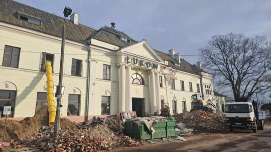 Kolej remontuje dworzec. A podróżni skarżą się na dojście do peronów 