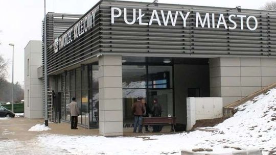 Kolej zamknie tory. Pasażerowie z Puław czekają na decyzje przewoźników