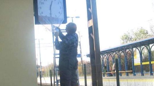 Kolejarze wyremontowali dworzec, ale zapomnieli o zegarze