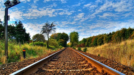 Kolejarze wystawili dworce na sprzedaż