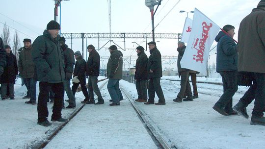 Kolejarze wyszli na tory, chcą biletów za 1 proc. ceny