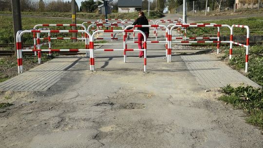 Kolejarze zamknęli przejazd. Przejście też zniknie