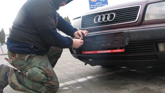 Kolejka po darmowe ramki pod tablice rejestracyjne z logo Smakuj Lubelskie