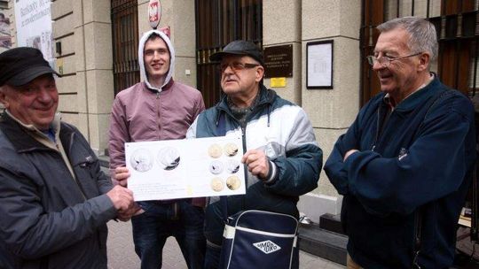 Kolejka po monetę z papieżem. "Będziemy tu stać do wtorku"