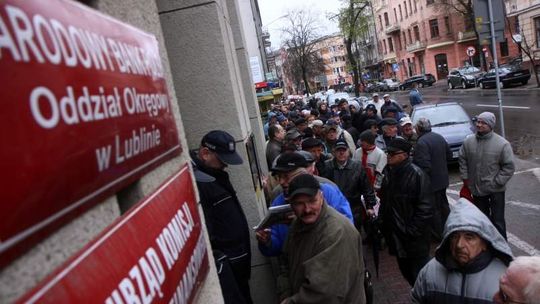 Kolejka przed NBP po monety z papieżem. Te za 7,8 tys. zł rozeszły się w 30 minut