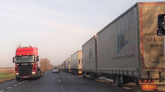 Kolejka tirów do granicy w Dorohusku ma już 30 kilometrów. „Miastu nie grozi paraliż” [wideo]