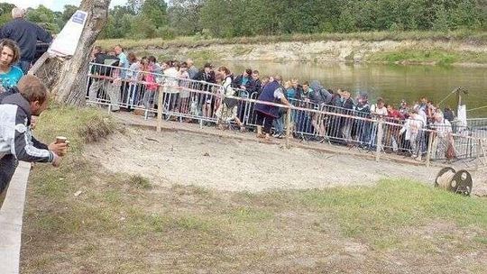 Kolejki i przepychanki na granicy z Ukrainą po przywróceniu małego ruchu