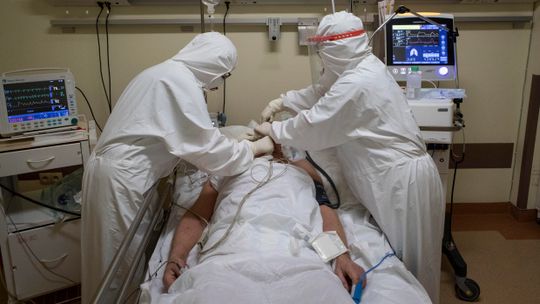 Kolejki karetek przed SOR-ami, tłumy pacjentów potrzebujących pomocy. "Sytuacja jest kryzysowa"