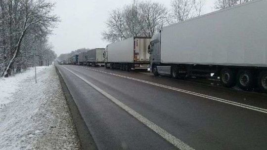 Kolejki na granicy w Ukrainą. W Hrebennem ciężarówki czekają ponad dwie doby