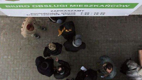 Kolejki po nowy dowód. Urzędnicy: \"Nowy program wydłużył obsługę\"