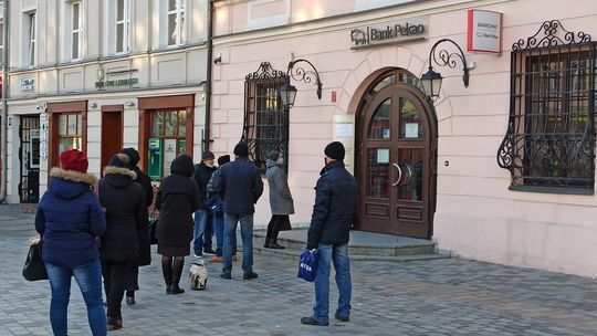 Kolejki pod Bankiem Pekao w Lublinie: "praca hybrydowa"