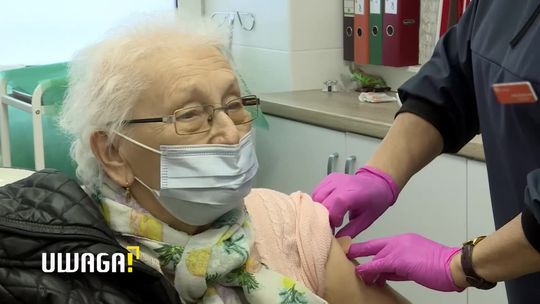 Kolejki, problemy z infolinią, brak dawek. Jak wyglądają zapisy na szczepienia seniorów?