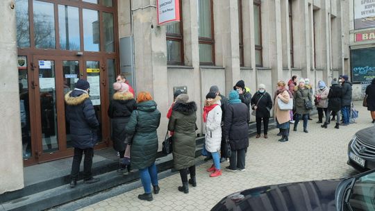Kolejki przed bankomatami w Lublinie. Bankowcy apelują o spokój