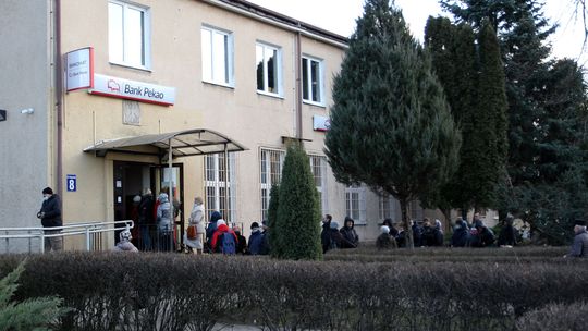 Kolejki przed oddziałami banków w Puławach