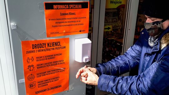 Kolejki przed sklepami, ale klienci czują się bezpieczniej. Tak się robi zakupy po wprowadzeniu zmian