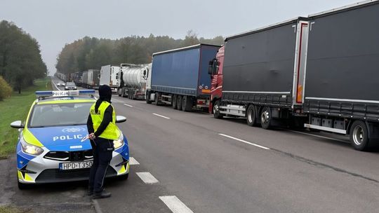 Kolejki tirów do granicy sięgają Zamościa i Janowa. Policja apeluje do kierowców