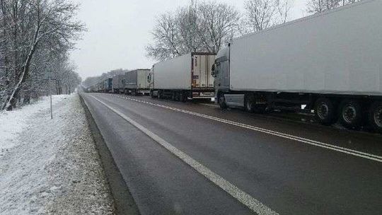 Kolejki tirów na granicy. Najdłuższa w Dorohusku 