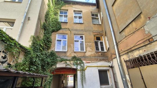 Kolejna kamienica wyłączona z użytkowania. Powodem pęknięcia