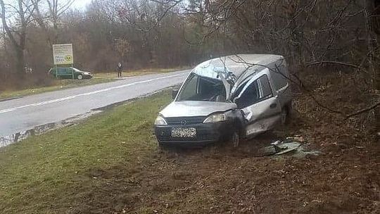 Kolejna kolizja na ul. Dęblińskiej w Puławach. Kierowca opla wypadł z drogi