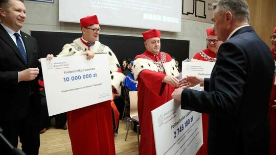  Kolejna lubelska uczelnia zainaugurowała rok akademicki. Minister przyjechał z czekami