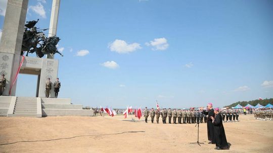 Kolejna rocznica Bitwy pod Komarowem. Wokół pomnika już ładniej