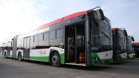 Nowe przegubowe autobusy hybrydowe Solaris w zajezdni MPK Lublin.