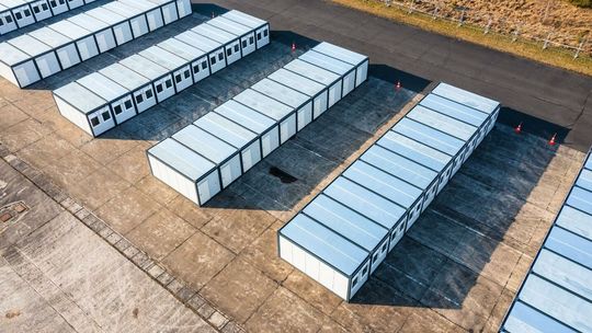 Kolejne kontenery dla żołnierzy na byłym lotnisku wojskowym. MON buduje bazę 