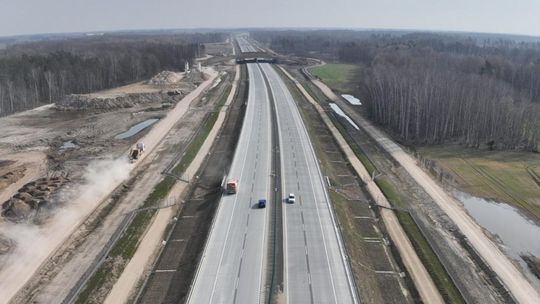 Autostrada A2 w budowie na odcinku Siedlce–Biała Podlaska. Widoczne prowadzone prace drogowe i infrastruktura przyszłej trasy.