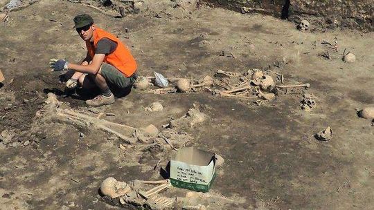 Kolejne odkrycia archeologów na pl. Litewskim. Odkopano szczątki już stu osób