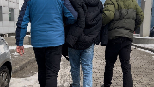 mafia śmieciowa, mężczyzna w kajdankach