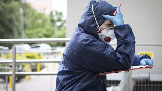 Kolejny dzień z ogromną liczbą zakażeń koronawirusem. Zmarły 32 osoby, najmłodsza miała 38 lat