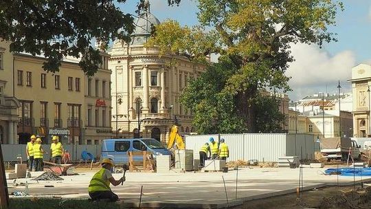 Kolejny etap przebudowy pl. Litewskiego. Układają płyty z chińskiego granitu