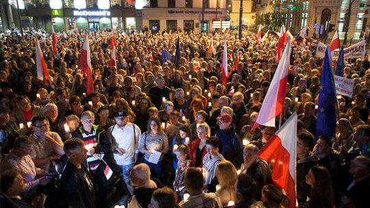 Kolejny protest w obronie sądów w Lublinie. "Mury" Kaczmarskiego na pl. Litewskim