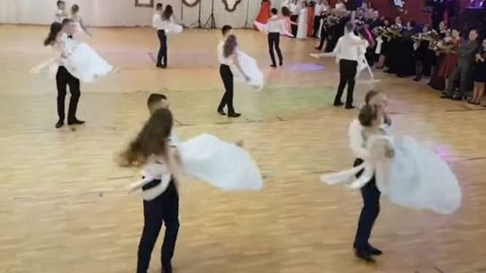 Kolejny raz zatańczyli pięknego walca. Studniówka IV LO w Białej Podlaskiej