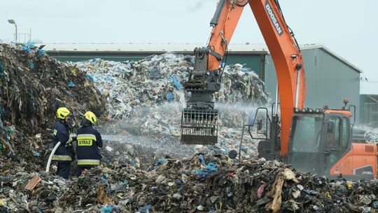Kolejny wielki pożar na składowisku śmieci w Bełżycach. W mieście zabrakło wody. "Sytuacja może się powtórzyć"