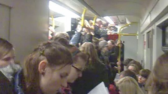 Kolejowy koszmar powtórzy się w święta? Tłok w pociągu Lublin-Rzeszów (wideo)