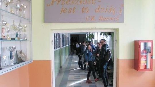 Koleżanki pobiły ją w szkole. O co poszło? "O twarz". Dyrekcja ukarała również ofiarę