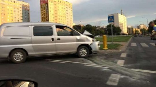 Kolizja aut na skrzyżowaniu przy Makro. Tworzą się korki